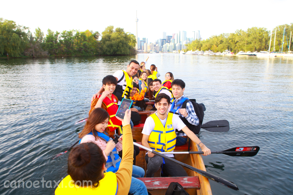 Paddling near the Hanlan's Point of the Toronto Islands through the Block House Channel, we find a good spot for a photo with the Toronto city skyline.